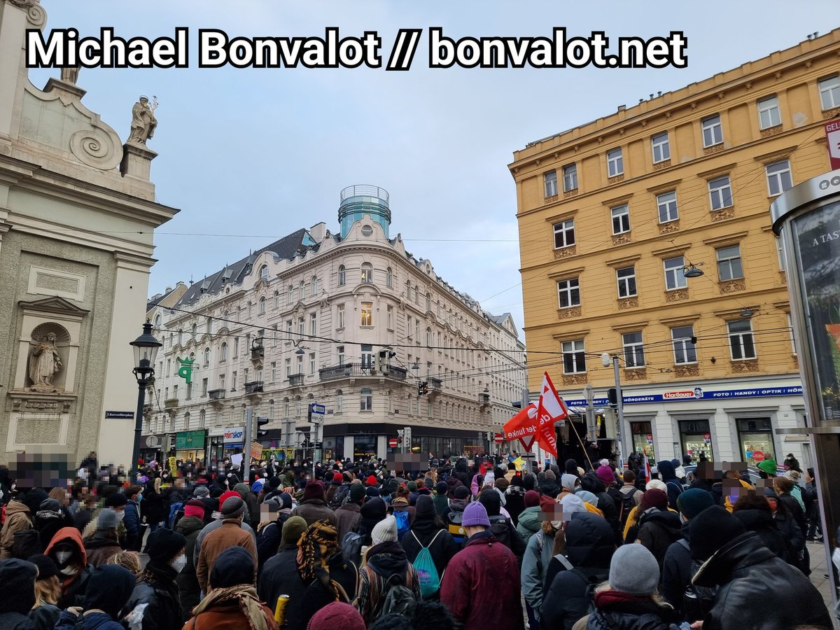 The leftdemo is now on Karmeliterplatz in the second district - in the heart of Jewish Vienna. From the stage the slogan: Not an inch for anti-Semitic conspiracy theories, not an inch for racist agitation