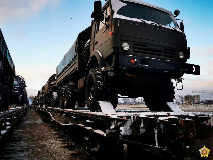 更多的俄罗斯军事装备抵达白俄罗斯。这是来自 Baranavychi 区 Palonka 的照片。两列火车运载装甲运兵车、油罐车和货车
