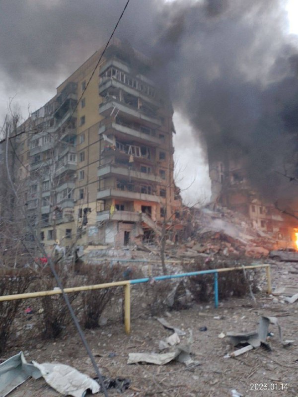 Raketa pataikė į gyvenamąjį daugiabučių kvartalą Dniepro mieste. Pastatas iš dalies sugriuvo
