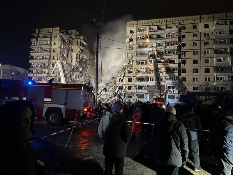 Raķešu trieciena rezultātā Dņipro pilsētā šobrīd gājuši bojā 5 cilvēki, 27 ievainoti. No gruvešiem tika izglābti 20 cilvēki