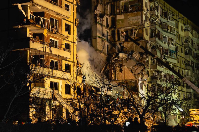 12 civiles muertos, 73 heridos, 26 más desaparecidos. La operación de rescate continúa en la ciudad de Dnipro después del ataque con misiles rusos Kh-22 contra un bloque de apartamentos residenciales