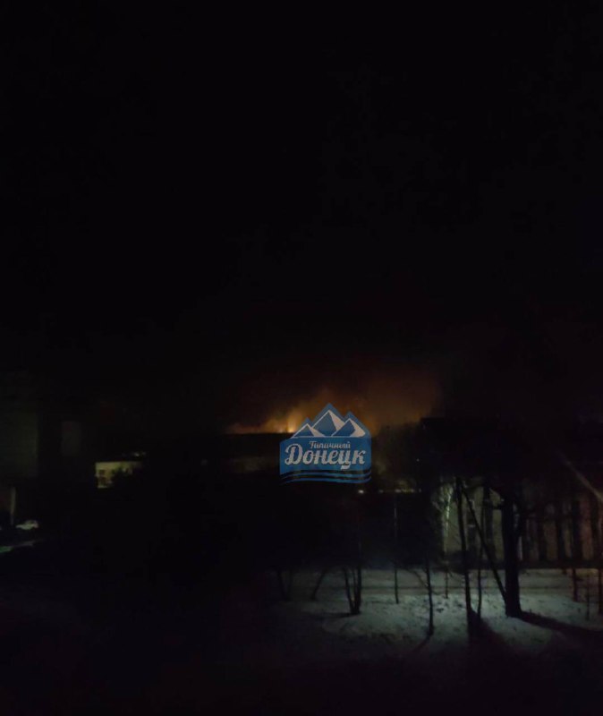 Πυρκαγιές και εκρήξεις αναφέρθηκαν στο Khartsyzk