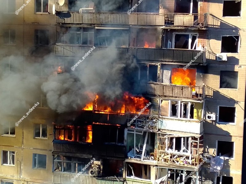 Danos a apartamentos residenciais em Avdiyivka como resultado do bombardeio russo