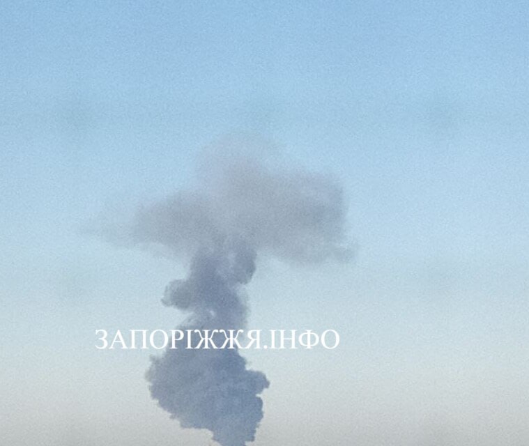 الدخان يتصاعد بعد الضربة الصاروخية في منطقة زابوريزهزيا