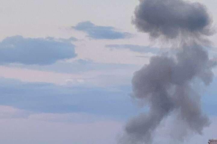 Výbuchy v dôsledku raketového útoku v Dniprovskom okrese v Kyjeve