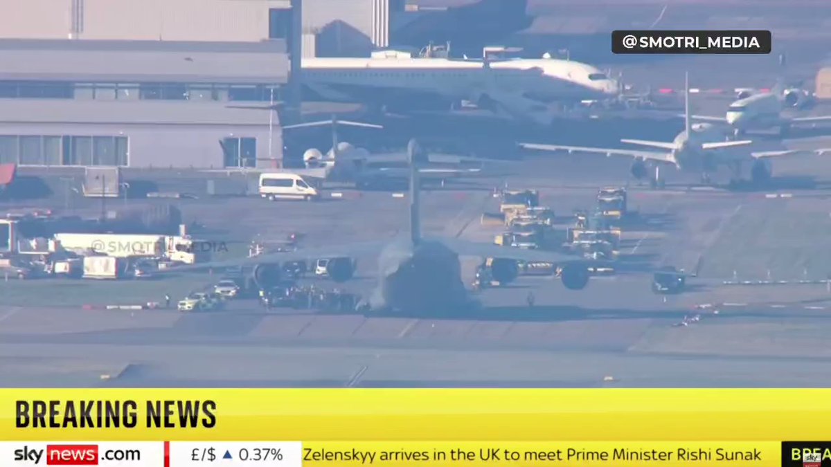 هواپیمای حامل ولودیمیر زلنسکی رئیس جمهور آمریکا در لندن به زمین نشست. طبق گزارش رسانه ها، وی امروز مورد استقبال چارلز سوم پادشاه بریتانیا قرار خواهد گرفت