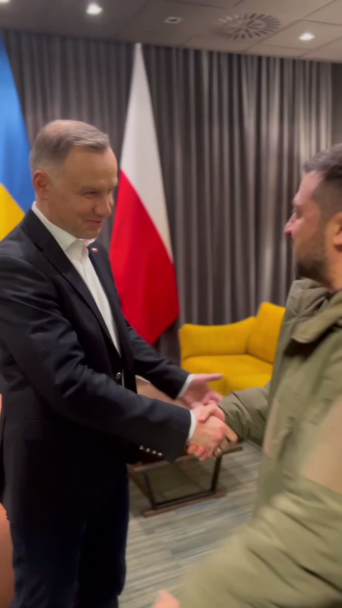 यूक्रेन के राष्ट्रपति @ZelenskyyUa के रास्ते में दक्षिणपूर्वी पोलैंड के रेज़्ज़ो में पोलिश राष्ट्रपति @AndrzejDuda से मुलाकात की