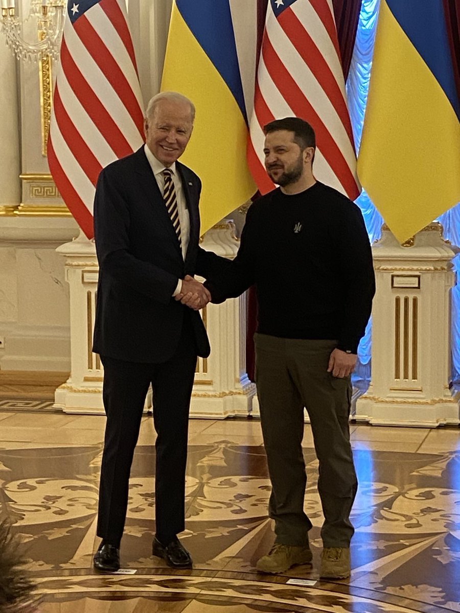 यूक्रेन में बिडेन: राष्ट्रपति ने वहां कीव की एक अघोषित यात्रा की, जहां उन्होंने यूक्रेन पर रूस के आक्रमण की एक साल की सालगिरह से पहले मरिंस्की पैलेस में @ZelenskyyUa से मुलाकात की।