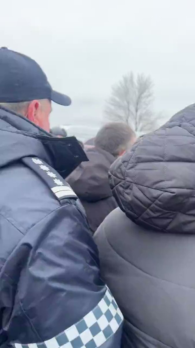 据警方称，抗议者封锁了通往基希讷乌的 M2 高速公路的两条车道，并封锁了紧急车辆