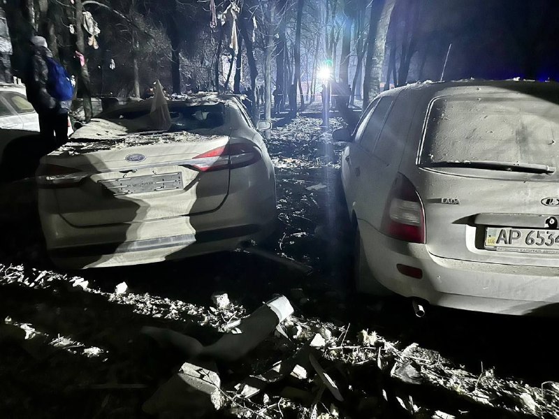 Minstens 2 mensen gedood als gevolg van een Russische raketaanval in Zaporizhzhia die woonflats gedeeltelijk verwoestte