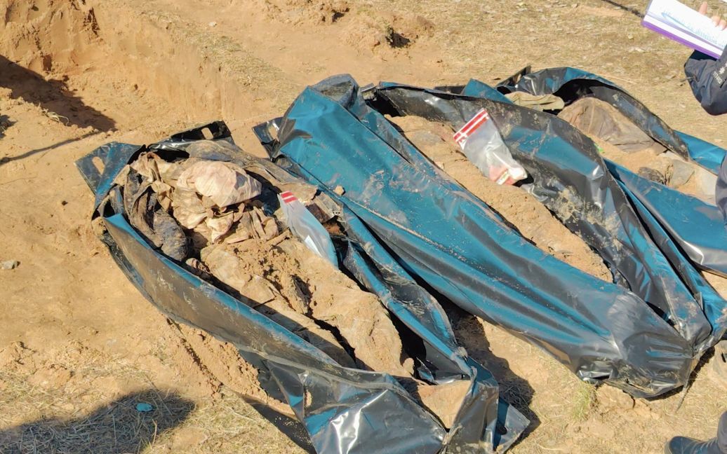 Um novo enterro de três civis mortos pelos russos foi descoberto em Borodyanka, região de Kyiv