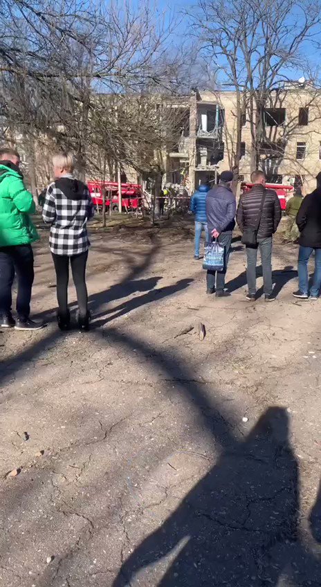 امدادگران در محل حمله موشکی روسیه به خانه مسکونی در کراماتورسک