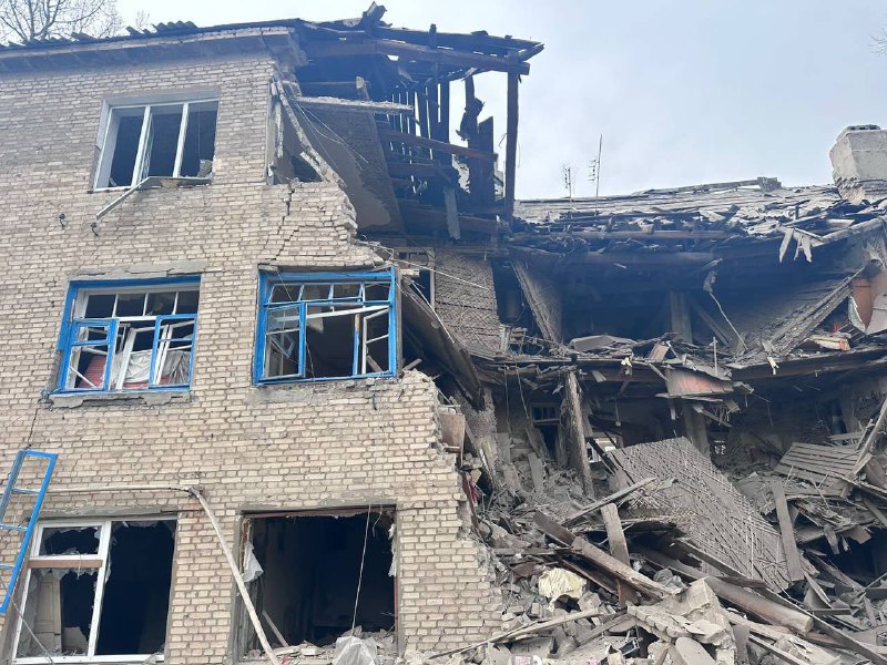 Daugiaaukštis gyvenamasis pastatas iš dalies sugriautas dėl Rusijos kariuomenės smūgio prieš Chasiv Jarą