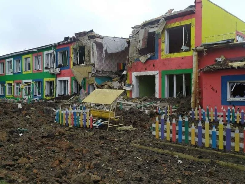 俄罗斯军队炮击顿涅茨克地区的德鲁日基夫卡幼儿园，破坏幼儿园
