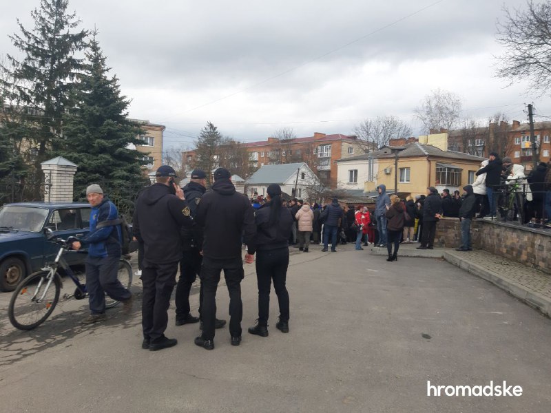 Протест в Хмельницком после того, как сотрудники Московской православной церкви избили солдата на воскресной литургии
