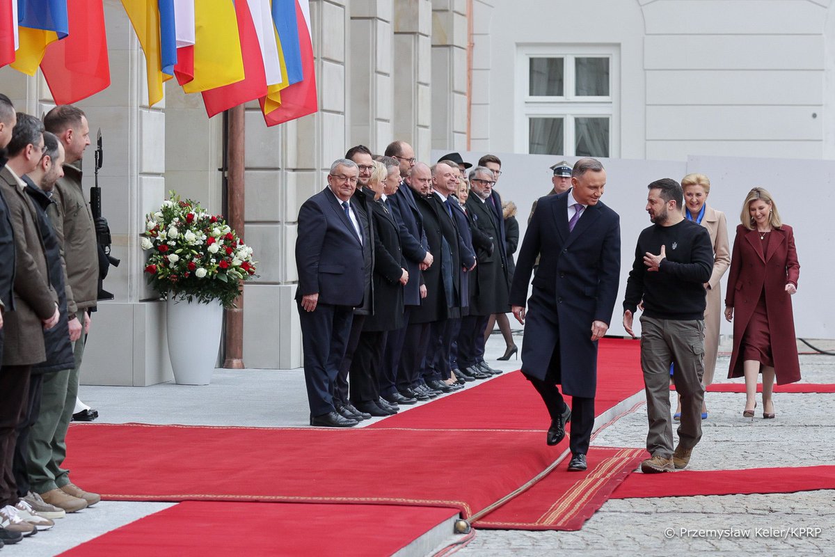 El presidente de Ucrania, Zelensky, se reunió con el presidente de Polonia, Duda, en Varsovia durante una visita oficial