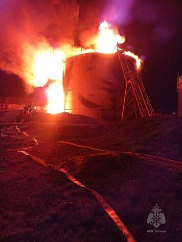 Incêndio em depósito de petróleo em Rovenky, região de Luhansk. Autoridades de ocupação culpam drones ucranianos