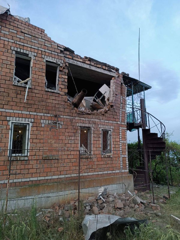 रूसी ड्रोन ने कल शाम मर्हानेट्स में एक घर पर हमला किया और सुबह निकोपोल पर तोपों से हमला किया। कोई हताहत नहीं
