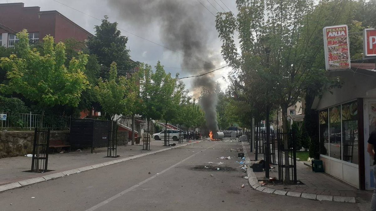 Picture from Zvečan, northern Kosovo. Clashes continue and there are reports of many injuries