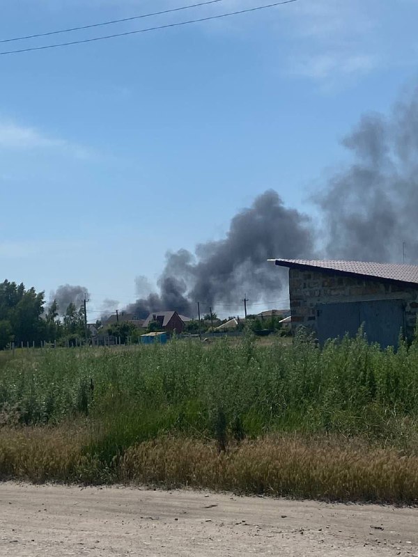Feuer nach Explosionen in Henitschesk