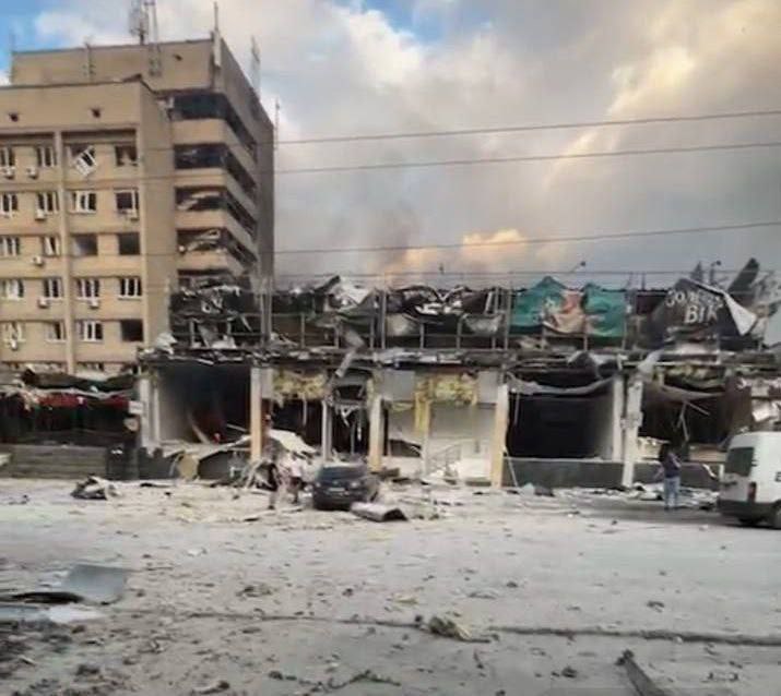 Destruição como resultado de um ataque de míssil em Kramatorsk