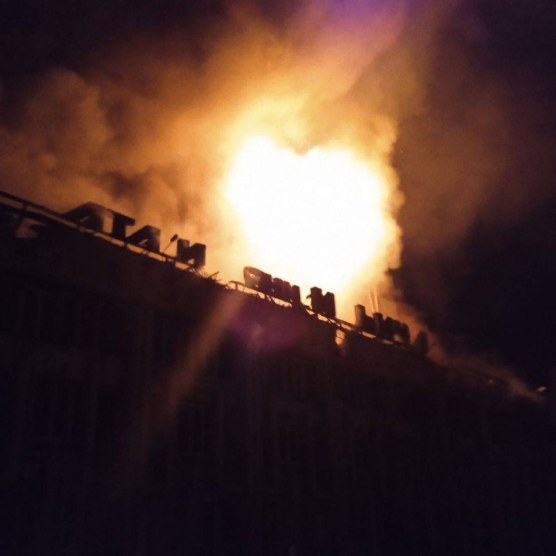 Το Ουκρανικό Σπίτι (στο παρελθόν, το Παλάτι Πολιτισμού των Μεταλλουργών) καίγεται στην προσωρινά κατεχόμενη Μαριούπολη