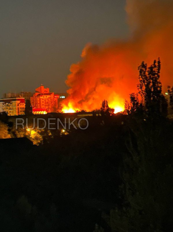 Експлозије и пожар забележени су у центру Доњецка