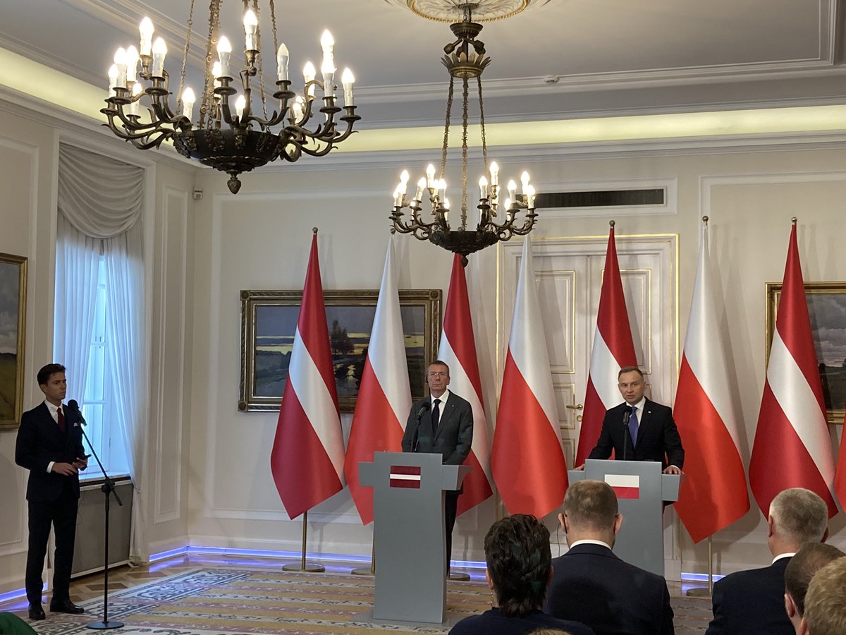 رئیس جمهور @Andrzejduda در واکنش به سخنان اخیر لوکاشنکا: ما بسیار دوست داریم روابط عادی با بلاروس داشته باشیم. اما اجازه دهید روابط عادی با بلاروس با پایان حملات هیبریدی به مرز ما آغاز شود