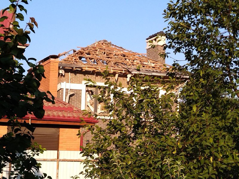 Casa abandonada foi danificada em suposto ataque de drone em Bataisk, na região de Rostov