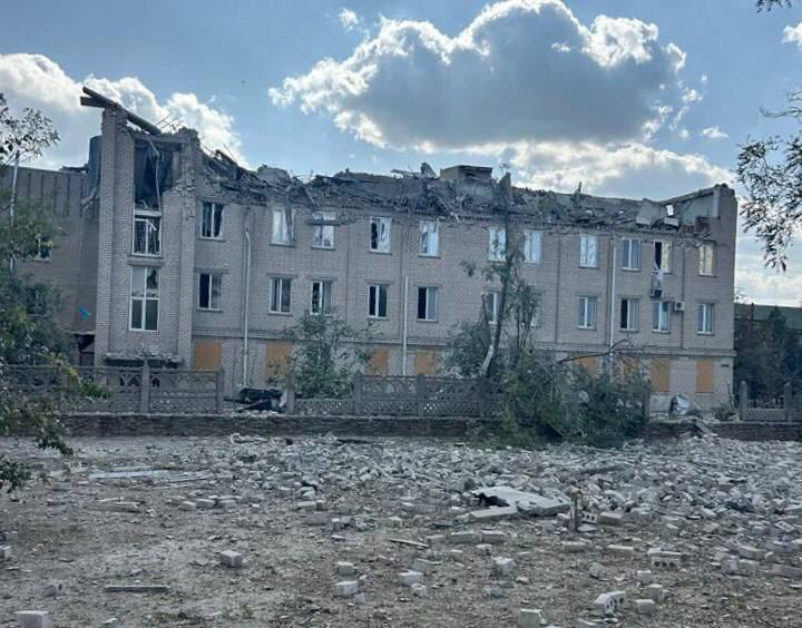 Twee personen raakten gewond als gevolg van een Russisch luchtbombardement op een ziekenhuis in Beryslav in de regio Cherson