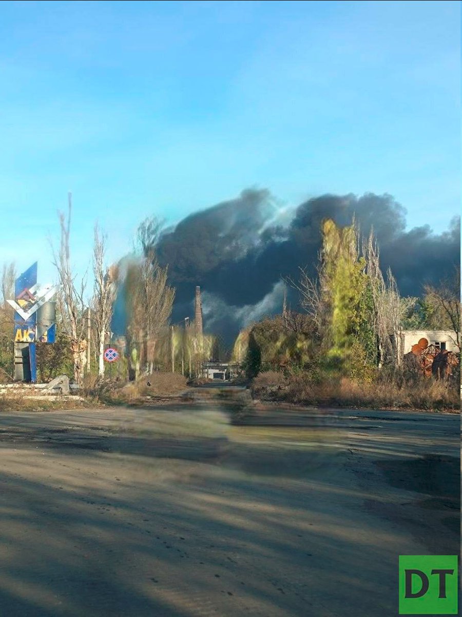 Rook stijgt op boven de cokeskolencentrale van Avdiyivka