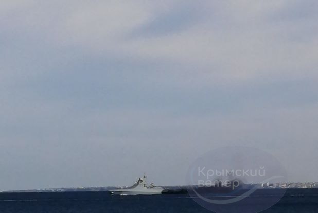 Fumaça da corveta russa da classe Buyan após explosão perto de Sebastopol.