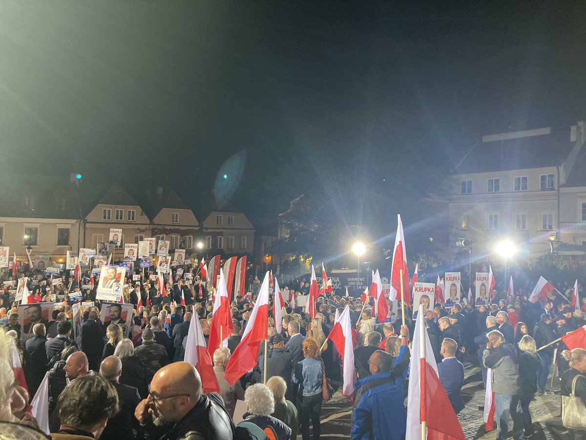 Rynek w Sandomierzu - wiec z udziałem liderów @pisorgpl jednym z ostatnich akcentów kampanii. Cisza wyborcza za nieco ponad 5 godzin
