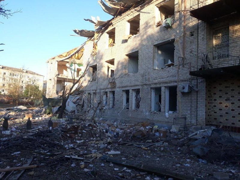 De Russische luchtvaart heeft vannacht bommen laten vallen in het district Beryslav, met grote schade tot gevolg, onder meer aan een ziekenhuis