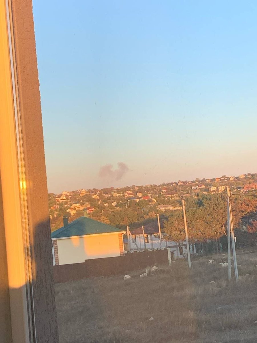 सेवस्तोपोल के पास विस्फोटों के बाद दिखाई दे रहा धुआं