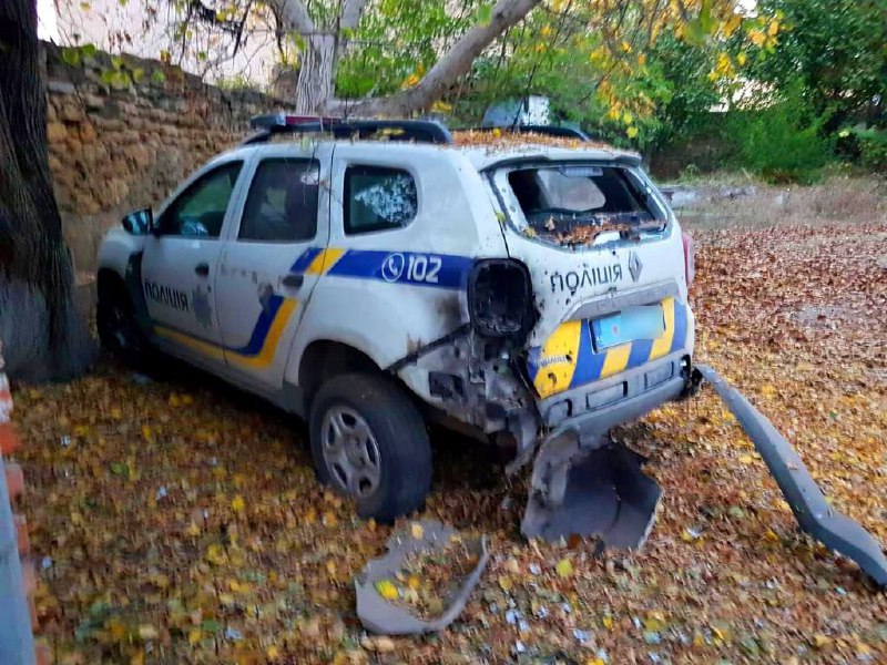 Il veicolo della polizia è stato danneggiato a seguito di un piccolo attacco di droni a Beryslav
