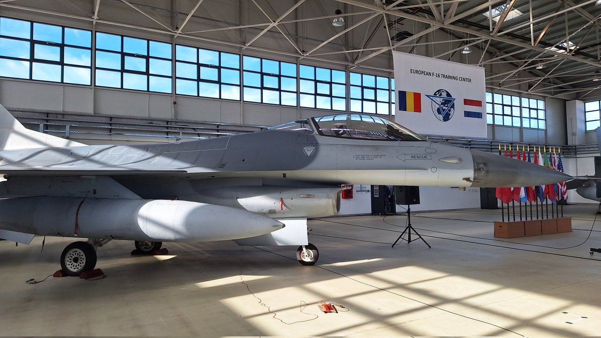 Nyderlandų gynybos ministras @DefensieMin ir Kavalec @USAmbRO atidarė pirmąjį Europos F-16 mokymo centrą NATO, 86 oro bazėje Fetesti mieste, Rumunijoje. NATO ir Ukrainos pilotams