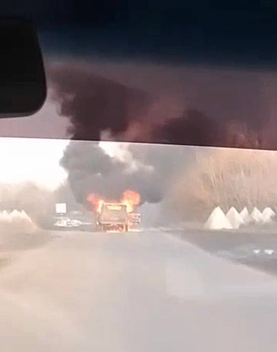 یک خودرو در بزرگراه هورلیوکا - دونتسک پس از حمله هواپیمای بدون سرنشین آتش گرفت