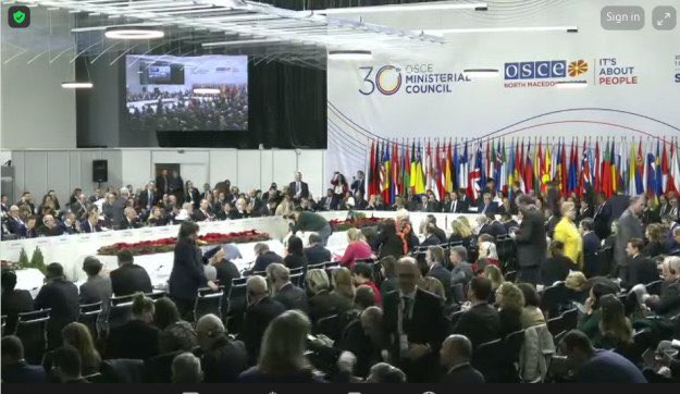 Украјинска делегација напустила је салу за састанке министарског састанка ОЕБС-а у Скопљу када је почео да говори руски министар спољних послова Сергеј Лавров, јавила је Европска правда.