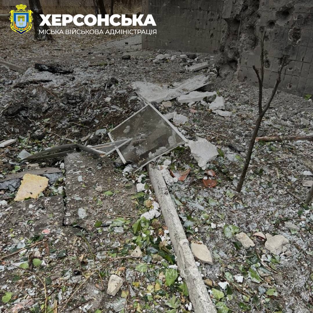 Danni nel distretto Korabelny di Kherson a seguito dei bombardamenti notturni