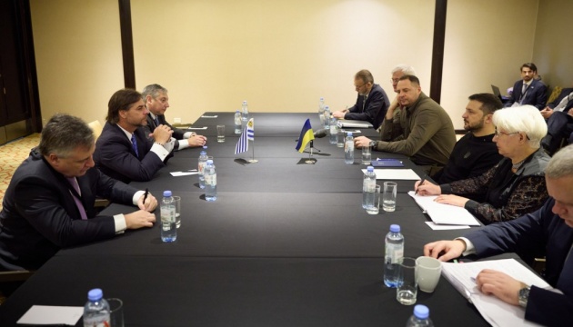 Zelenskis un Urugvajas prezidents pārrunāja Ukrainas un Latīņamerikas samita izredzes