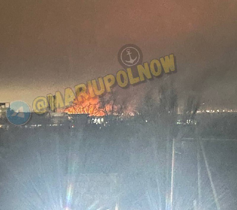 Gran incendi al lloc de l'explosió a Mariupol