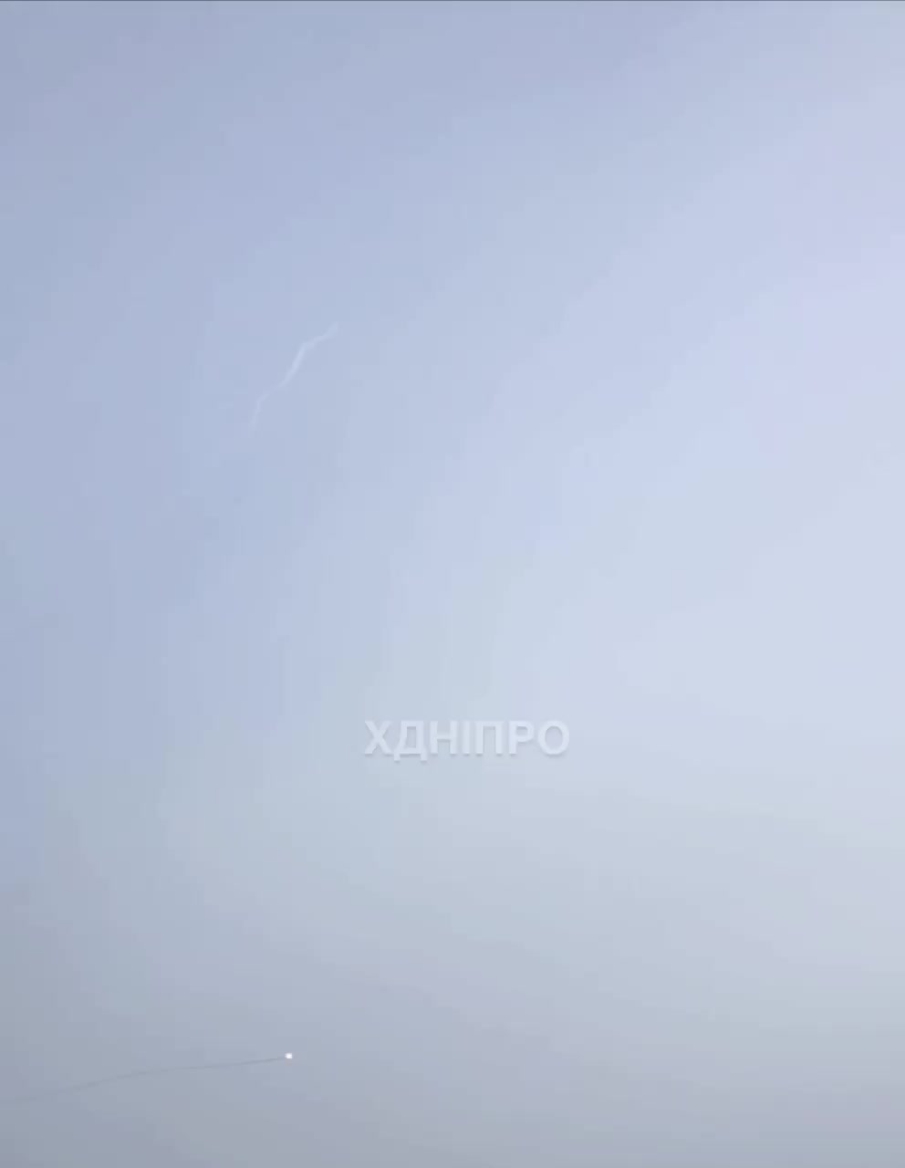 Luchtverdediging schoot een raket neer boven de stad Dnipro