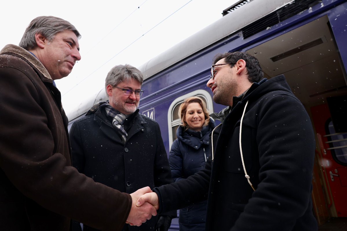 De nieuwe Franse minister van Buitenlandse Zaken @steph_sejourne arriveerde tijdens zijn eerste reis in Kyiv om de Franse diplomatieke actie daar voort te zetten en de inzet van Frankrijk tegenover zijn bondgenoten en naast de burgerbevolking te herhalen