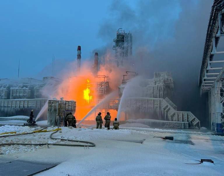 金吉谢普区负责人称，乌斯季卢加港口码头起火是在两起爆炸后起火