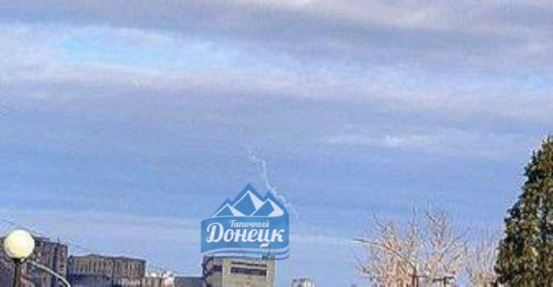 Raket lanceert sporen zichtbaar in Donetsk
