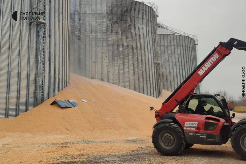 I depositi di grano sono stati distrutti ieri nel distretto di Myrhorod, nella regione di Poltava, a seguito dell'attacco missilistico russo