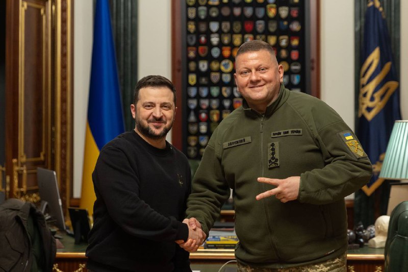 President Zelensky träffade överbefälhavaren för de väpnade styrkorna i Ukraina Zaluzhny, föreslog honom att fortsätta arbeta i laget efter kommandobytet