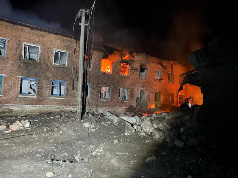 Vernietiging als gevolg van het Russische bombardement op Velykyi Burluk in de nacht