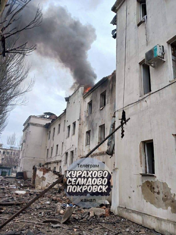 Pożary w wyniku rosyjskiego bombardowania w Kurachowie w obwodzie donieckim